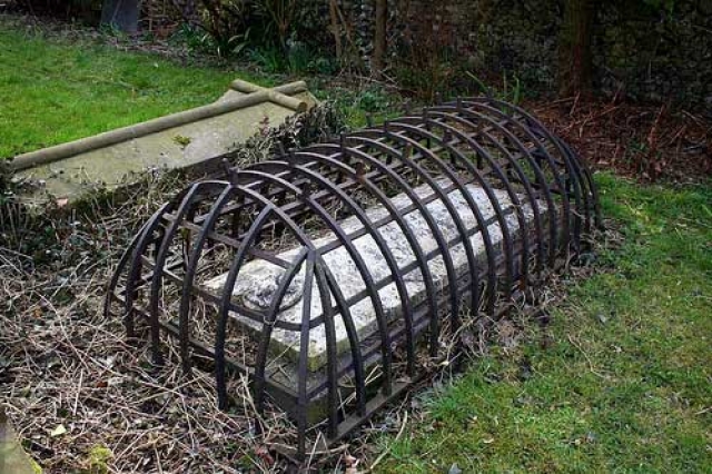 370-zombie-grave-cage.JPG